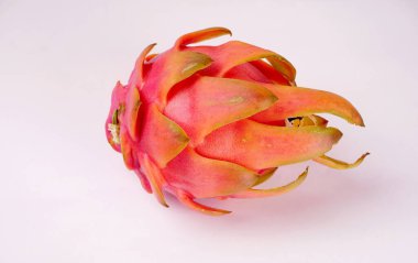 Beyaz arka planda taze olgun ejderha meyvesi