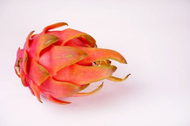 Beyaz arka planda taze olgun ejderha meyvesi