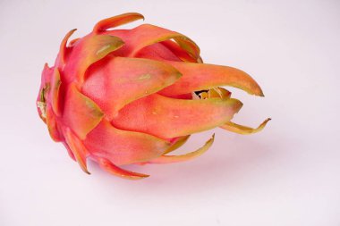 Beyaz arka planda taze olgun ejderha meyvesi