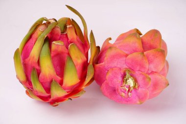 Beyaz arka planda taze olgun ejderha meyvesi