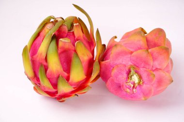 Beyaz arka planda taze olgun ejderha meyvesi