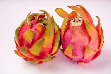 Beyaz arka planda taze olgun ejderha meyvesi