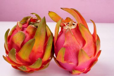 Beyaz arka planda taze olgun ejderha meyvesi