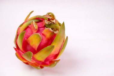 Beyaz arka planda taze olgun ejderha meyvesi