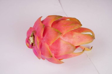 Beyaz arka planda taze olgun ejderha meyvesi