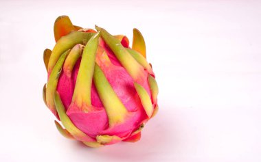 Beyaz arka planda taze olgun ejderha meyvesi