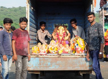 Men with Hindu statues in India