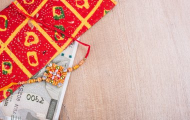 Pirinç taneleri ile Hint Geleneksel Festival Rakhi, zarif bir serdar zemin üzerine recep ve hediye zarf. Aşk kardeşler ve kız kardeşler arasında bir sembolü olan bir geleneksel Hint bilek band