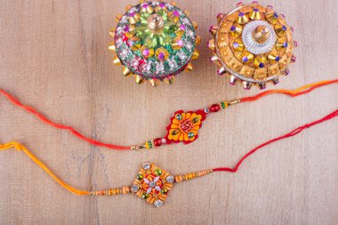 Pirinç taneleri ile Hint Geleneksel Festival Rakhi, zarif bir serdar zemin üzerine recep ve hediye zarf. Aşk kardeşler ve kız kardeşler arasında bir sembolü olan bir geleneksel Hint bilek band