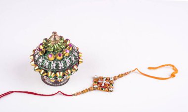 Pirinç taneleri ile Hint Geleneksel Festival Rakhi, zarif bir serdar zemin üzerine recep ve hediye zarf. Aşk kardeşler ve kız kardeşler arasında bir sembolü olan bir geleneksel Hint bilek band
