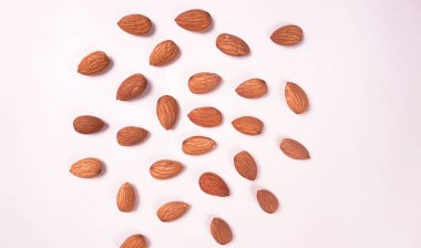 Öbek üzerinde beyaz zemin badem