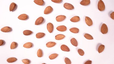 Öbek üzerinde beyaz zemin badem