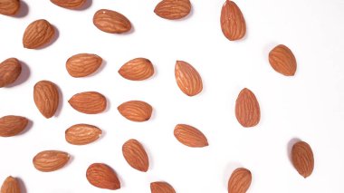 Öbek üzerinde beyaz zemin badem