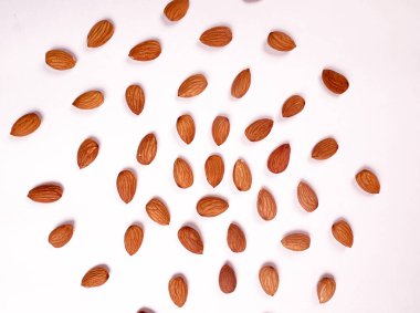 Öbek üzerinde beyaz zemin badem