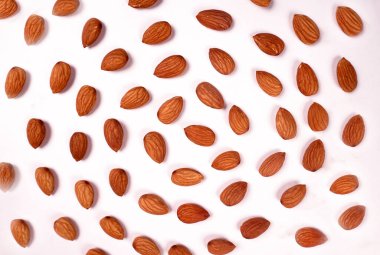 Öbek üzerinde beyaz zemin badem