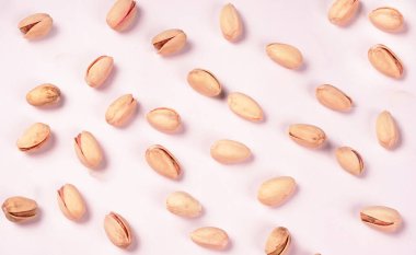 beyaz zemin üzerine Antep fıstığı yığını