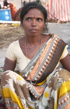 Geleneksel giyinmiş Hintli kadın.