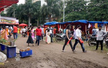 People on typical market in India