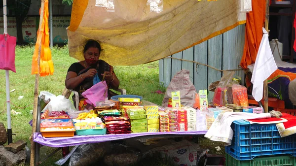 Hindistan pazarında satış yapan kadın.