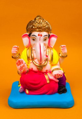 Turuncu arka planda Ganesha Hindu heykeli