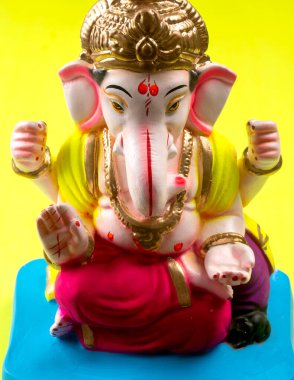 Sarı arka planda Ganesha Hindu heykeli