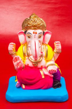 Kırmızı arkaplanda Ganesha Hindu heykeli
