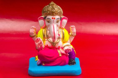 Kırmızı arkaplanda Ganesha Hindu heykeli