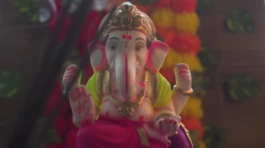 Hindistan 'da renkli dumanlı Ganesha Hindu heykeli