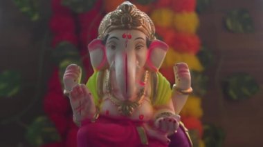 Hindistan 'da renkli ponponlu Ganesha Hindu heykeli