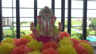 Hindistan 'da renkli ponponlu Ganesha Hindu heykeli