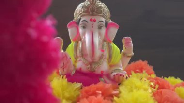 Hindistan 'da renkli ponponlu Ganesha Hindu heykeli