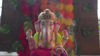 Hindistan 'da renkli dumanlı Ganesha Hindu heykeli