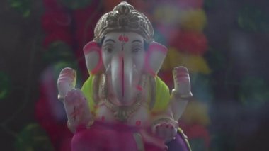 Hindistan 'da renkli dumanlı Ganesha Hindu heykeli