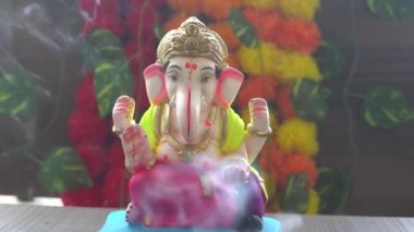 Hindistan 'da renkli dumanlı Ganesha Hindu heykeli
