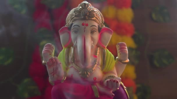 Ganesha Ινδουιστικό Άγαλμα Πολύχρωμο Καπνό Στην Ινδία — Αρχείο Βίντεο