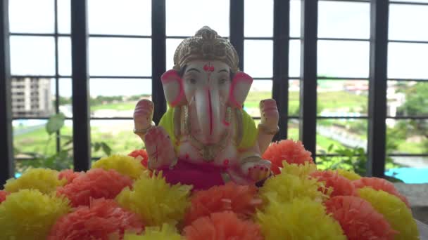 Ganesha Hindu Staty Med Färgglada Garnbollar Indien — Stockvideo