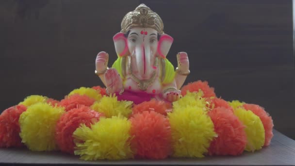 ガネーシャ ヒンドゥー教の像 インドのカラフルなポムポム — ストック動画