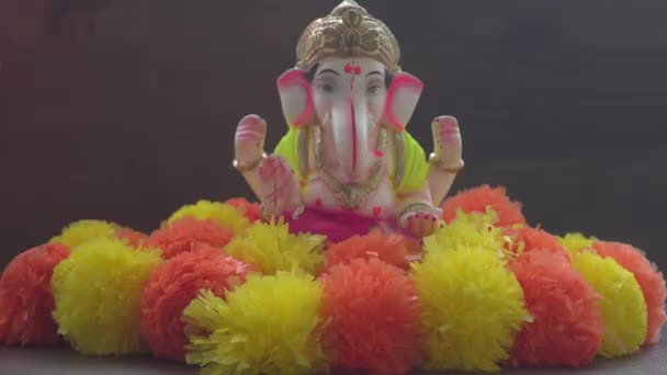 Ganesha Ινδουιστικό Άγαλμα Πολύχρωμα Πομ Πομ Στην Ινδία — Αρχείο Βίντεο