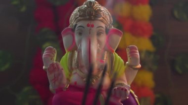 Hindistan 'da renkli dumanlı Ganesha Hindu heykeli