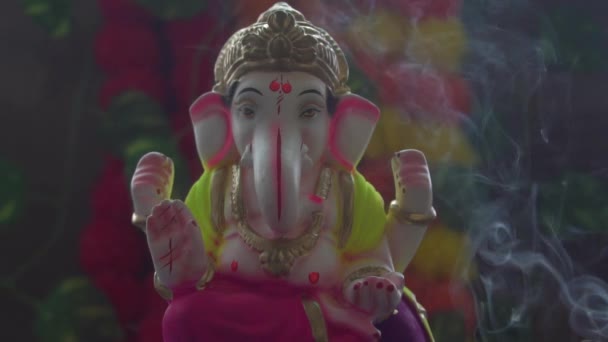 インドでカラフルな煙とGaneshaヒンズー教の像 — ストック動画