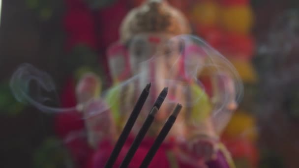 インドでカラフルな煙とGaneshaヒンズー教の像 — ストック動画