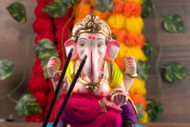 Yanan sopalarla Ganesha Hindu heykeli