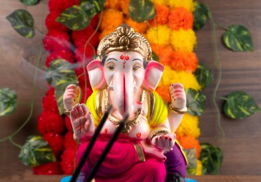 Yanan sopalarla Ganesha Hindu heykeli