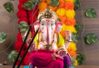 Yanan sopalarla Ganesha Hindu heykeli