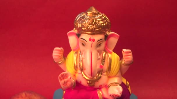 Estátua Hindu Ganesha Tigela Com Frutas Fundo Vermelho — Vídeo de Stock
