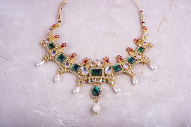Mermer arka planda güzel bir mücevher kolyesi.