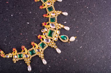 Değerli taşları olan güzel bir kolye.