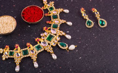 Hint pilavı ve baharatlı güzel mücevher kolyesi ve küpeler.