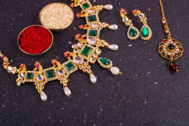 Hint pilavı ve baharatlı güzel mücevher kolyesi ve küpeler.