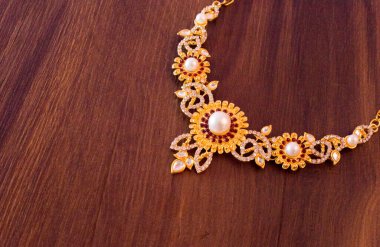 Değerli taşları olan güzel bir kolye.